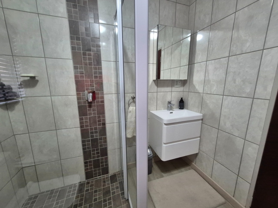 5 Bedroom Property for Sale in Langenhovenpark Free State